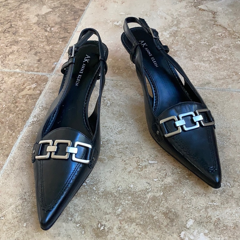 AK ANNE KLEIN black Leather pointed toe heels size 8
